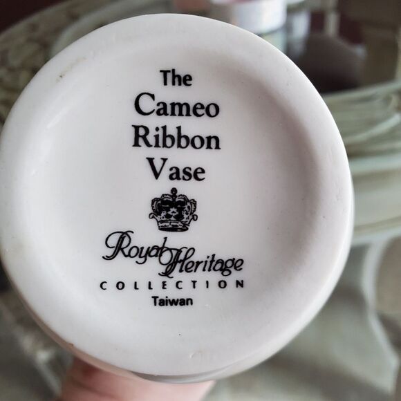 Vase   - Picture 3 of 4